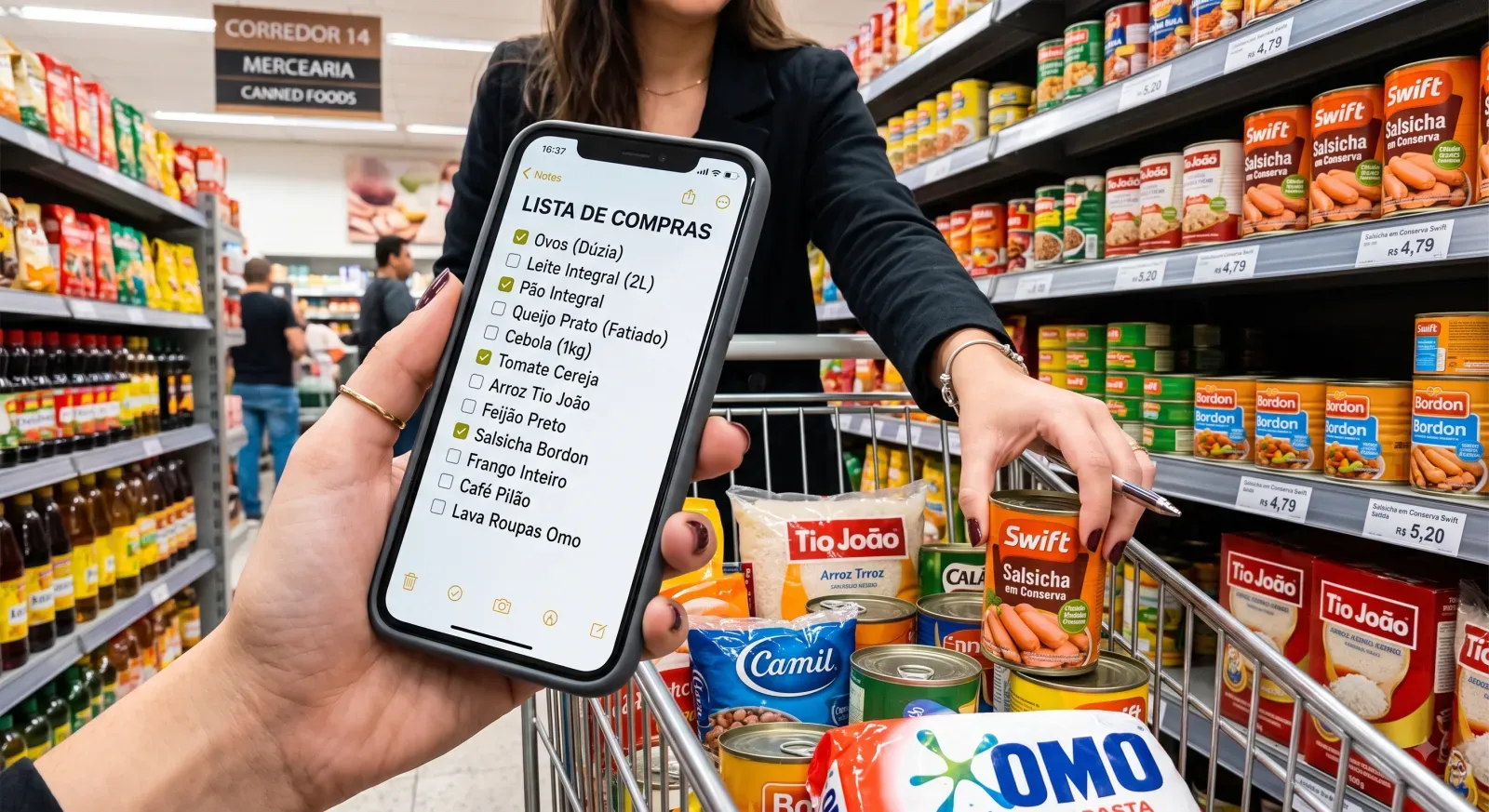 Acompanhar a lista de compras no celular impede compras por impulso e garante o foco na economia.