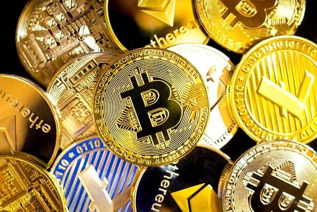 Ilustração do guia sobre Criptomoedas promissoras: Bitcoin dispara com posse de Trump