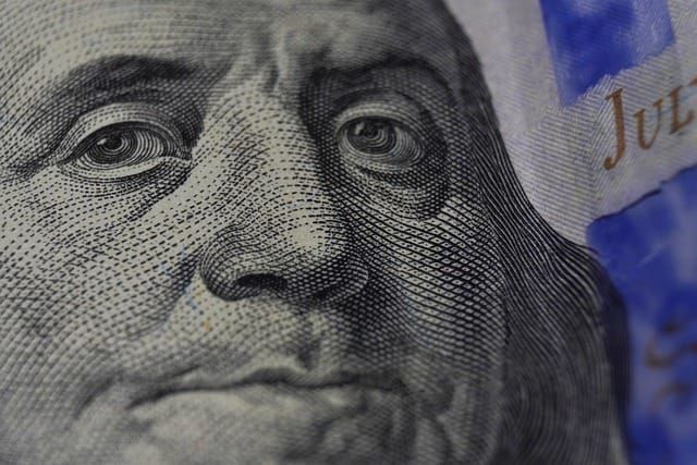 Ilustração do guia sobre Dólar Hoje: Moeda cai após dados de emprego dos EUA surpreenderem