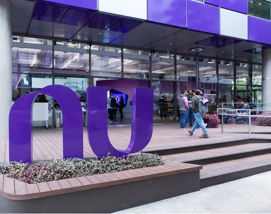 Ilustração do guia sobre Itaú BBA Rebaixa Ações do Nubank: Análise da Desvalorização